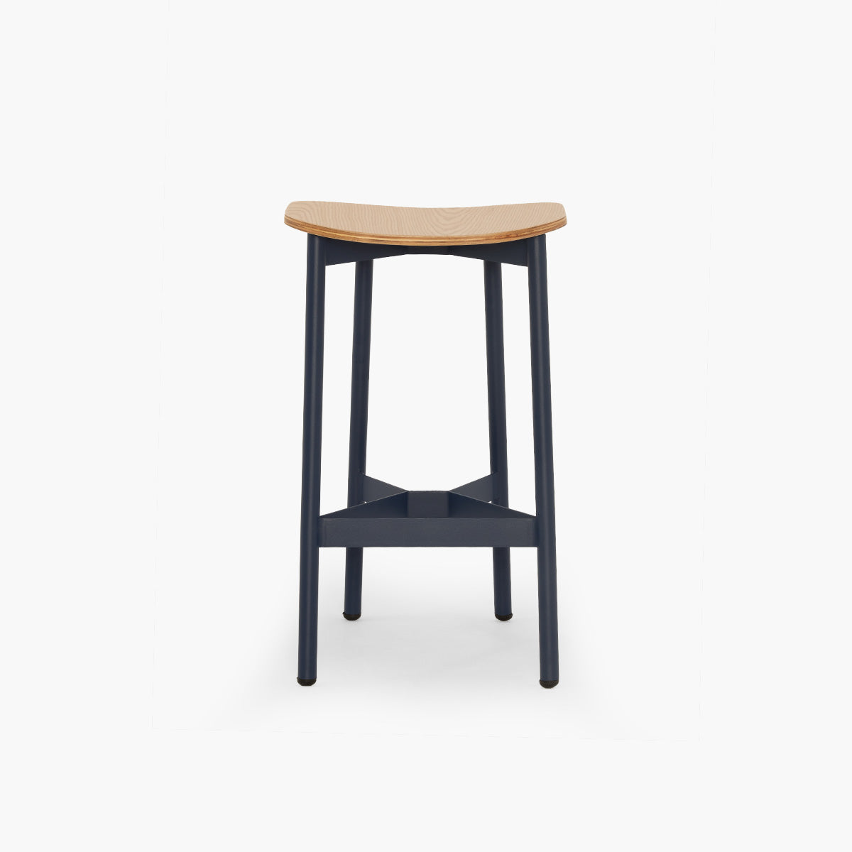 Butaco Elu con espaldar metálico y asiento en madera - The Blue House